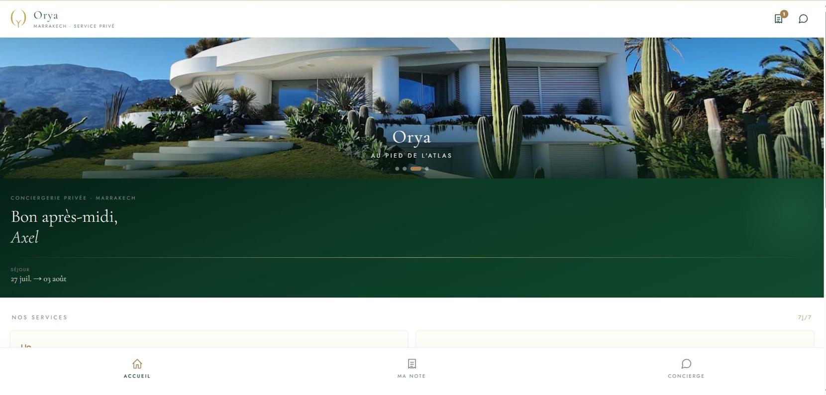 L'application ouverte sur un grand écran : la photo de la villa, un message de bienvenue, les services.